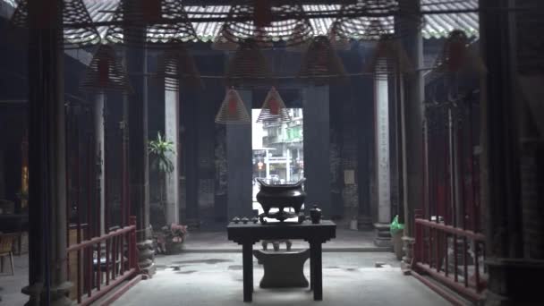 Asiatischer buddhistischer Tempel mit Altar und qualmendem Suffimen — Stockvideo