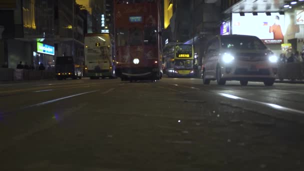 Autobuses de dos pisos conducen por la calle contemporánea de la ciudad — Vídeo de stock