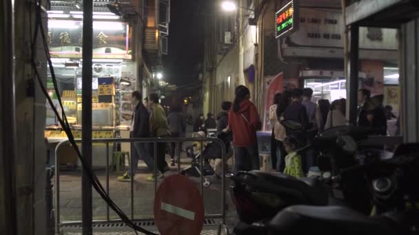 Ázsiai emberek sétálnak az utcán üzletekkel kávézók este — Stock videók