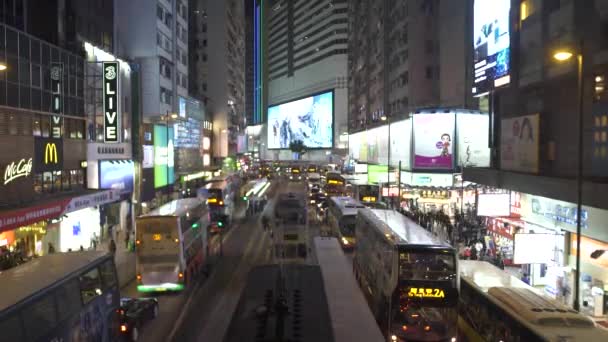 Double Decker autobusy a chodci v noci City Street — Stock video