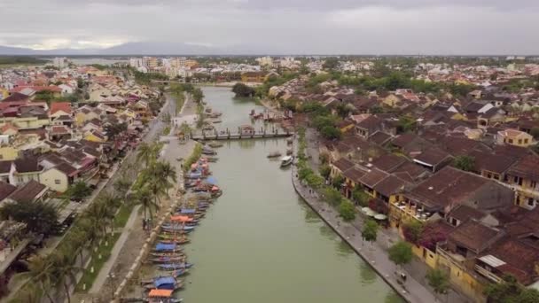 Hoi Miejski kanał krajobrazowy rzeki z mostem i łodziami — Wideo stockowe