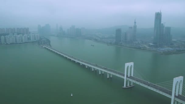 Гонконг Чжухай Макао мост с автомобилями против туманного города — стоковое видео