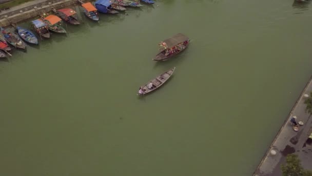 Hoi An Flusslandschaft Motorboot und traditionelles Schiff — Stockvideo