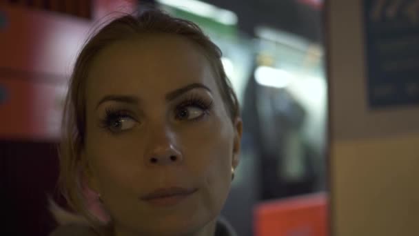 Rubia turista mujer mira a su alrededor en parada de autobús en la ciudad industrial — Vídeo de stock