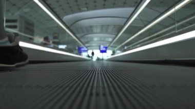 Havaalanında çağdaş eğilimli yürüyüş yolu