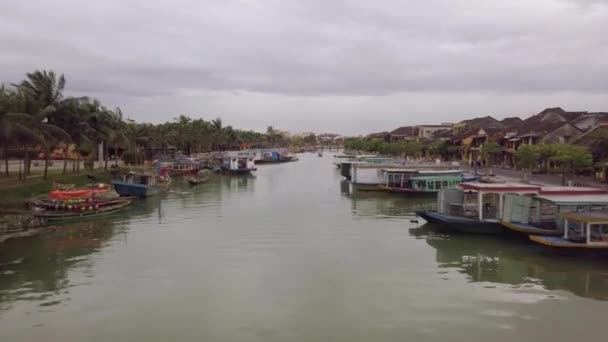 Hoi Um canal de cidade de paisagem fluvial com barcos ancorados — Vídeo de Stock
