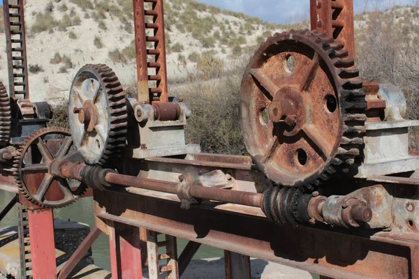 Lifting mechanism of the gates of a small dam on the Segura river.