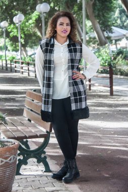 Editoryal Gündelik Moda Çekimi Stili, Fotoğraf, yüzeysel alan derinliğiyle seçici bir odak noktasıdır. 30 Kasım 2016 'da Mısır, Kahire' de çekildi.