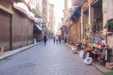 Moez Caddesi, Fatimia İslami Kahire, Husssien Cami bölgesi için editör fotoğrafı, sığ alan derinliği ile seçici bir odak noktası. Fotoğraf Kahire Mısır 'da 5 Eylül 2021' de çekildi.