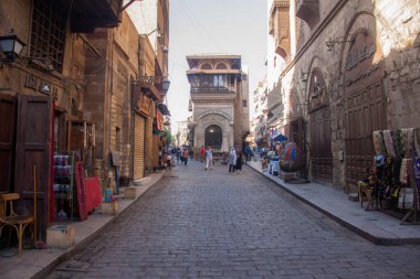 Moez Caddesi, Fatimia İslami Kahire, Husssien Cami bölgesi için editör fotoğrafı, sığ alan derinliği ile seçici bir odak noktası. Fotoğraf Kahire Mısır 'da 5 Eylül 2021' de çekildi.