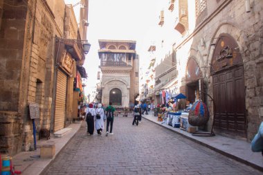 Moez Caddesi, Fatimia İslami Kahire, Husssien Cami bölgesi için editör fotoğrafı, sığ alan derinliği ile seçici bir odak noktası. Fotoğraf Kahire Mısır 'da 5 Eylül 2021' de çekildi.
