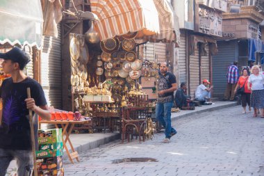Moez Caddesi, Fatimia İslami Kahire, Husssien Cami bölgesi için editör fotoğrafı, sığ alan derinliği ile seçici bir odak noktası. Fotoğraf Kahire Mısır 'da 5 Eylül 2021' de çekildi.