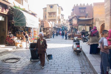 Moez Caddesi, Fatimia İslami Kahire, Husssien Cami bölgesi için editör fotoğrafı, sığ alan derinliği ile seçici bir odak noktası. Fotoğraf Kahire Mısır 'da 5 Eylül 2021' de çekildi.