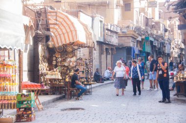 Moez Caddesi, Fatimia İslami Kahire, Husssien Cami bölgesi için editör fotoğrafı, sığ alan derinliği ile seçici bir odak noktası. Fotoğraf Kahire Mısır 'da 5 Eylül 2021' de çekildi.