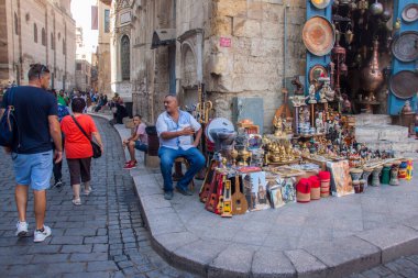 Moez Caddesi, Fatimia İslami Kahire, Husssien Cami bölgesi için editör fotoğrafı, sığ alan derinliği ile seçici bir odak noktası. Fotoğraf Kahire Mısır 'da 5 Eylül 2021' de çekildi.
