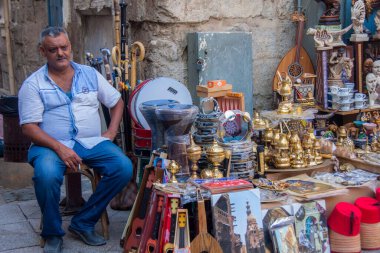 Moez Caddesi, Fatimia İslami Kahire, Husssien Cami bölgesi için editör fotoğrafı, sığ alan derinliği ile seçici bir odak noktası. Fotoğraf Kahire Mısır 'da 5 Eylül 2021' de çekildi.