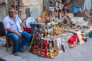 Moez Caddesi, Fatimia İslami Kahire, Husssien Cami bölgesi için editör fotoğrafı, sığ alan derinliği ile seçici bir odak noktası. Fotoğraf Kahire Mısır 'da 5 Eylül 2021' de çekildi.