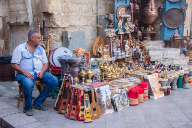 Moez Caddesi, Fatimia İslami Kahire, Husssien Cami bölgesi için editör fotoğrafı, sığ alan derinliği ile seçici bir odak noktası. Fotoğraf Kahire Mısır 'da 5 Eylül 2021' de çekildi.