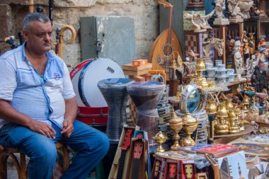 Moez Caddesi, Fatimia İslami Kahire, Husssien Cami bölgesi için editör fotoğrafı, sığ alan derinliği ile seçici bir odak noktası. Fotoğraf Kahire Mısır 'da 5 Eylül 2021' de çekildi.