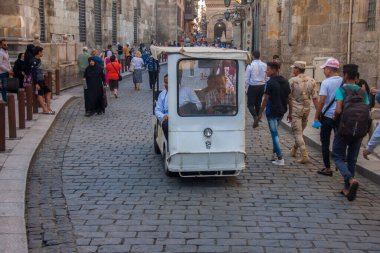 Moez Caddesi, Fatimia İslami Kahire, Husssien Cami bölgesi için editör fotoğrafı, sığ alan derinliği ile seçici bir odak noktası. Fotoğraf Kahire Mısır 'da 5 Eylül 2021' de çekildi.