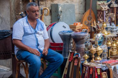 Moez Caddesi, Fatimia İslami Kahire, Husssien Cami bölgesi için editör fotoğrafı, sığ alan derinliği ile seçici bir odak noktası. Fotoğraf Kahire Mısır 'da 5 Eylül 2021' de çekildi.
