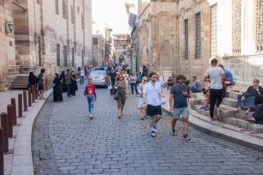 Moez Caddesi, Fatimia İslami Kahire, Husssien Cami bölgesi için editör fotoğrafı, sığ alan derinliği ile seçici bir odak noktası. Fotoğraf Kahire Mısır 'da 5 Eylül 2021' de çekildi.