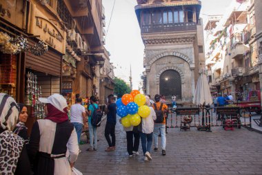 Moez Caddesi, Fatimia İslami Kahire, Husssien Cami bölgesi için editör fotoğrafı, sığ alan derinliği ile seçici bir odak noktası. Fotoğraf Kahire Mısır 'da 5 Eylül 2021' de çekildi.