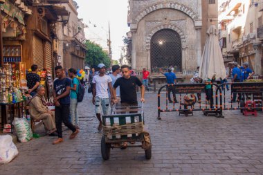Moez Caddesi, Fatimia İslami Kahire, Husssien Cami bölgesi için editör fotoğrafı, sığ alan derinliği ile seçici bir odak noktası. Fotoğraf Kahire Mısır 'da 5 Eylül 2021' de çekildi.