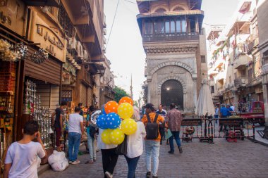 Moez Caddesi, Fatimia İslami Kahire, Husssien Cami bölgesi için editör fotoğrafı, sığ alan derinliği ile seçici bir odak noktası. Fotoğraf Kahire Mısır 'da 5 Eylül 2021' de çekildi.