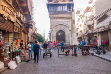 Moez Caddesi, Fatimia İslami Kahire, Husssien Cami bölgesi için editör fotoğrafı, sığ alan derinliği ile seçici bir odak noktası. Fotoğraf Kahire Mısır 'da 5 Eylül 2021' de çekildi.