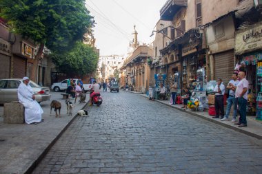 Moez Caddesi, Fatimia İslami Kahire, Husssien Cami bölgesi için editör fotoğrafı, sığ alan derinliği ile seçici bir odak noktası. Fotoğraf Kahire Mısır 'da 5 Eylül 2021' de çekildi.