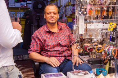 Moez Caddesi, Fatimia İslami Kahire, Husssien Cami bölgesi için editör fotoğrafı, sığ alan derinliği ile seçici bir odak noktası. Fotoğraf Kahire Mısır 'da 5 Eylül 2021' de çekildi.