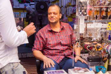 Moez Caddesi, Fatimia İslami Kahire, Husssien Cami bölgesi için editör fotoğrafı, sığ alan derinliği ile seçici bir odak noktası. Fotoğraf Kahire Mısır 'da 5 Eylül 2021' de çekildi.