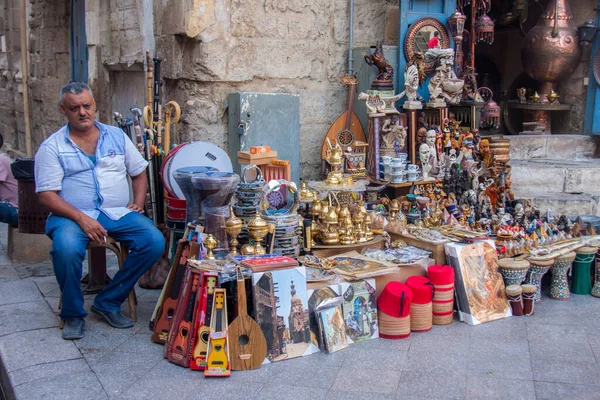 Moez Caddesi, Fatimia İslami Kahire, Husssien Cami bölgesi için editör fotoğrafı, sığ alan derinliği ile seçici bir odak noktası. Fotoğraf Kahire Mısır 'da 5 Eylül 2021' de çekildi.