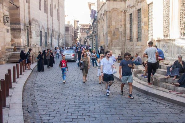 Moez Caddesi, Fatimia İslami Kahire, Husssien Cami bölgesi için editör fotoğrafı, sığ alan derinliği ile seçici bir odak noktası. Fotoğraf Kahire Mısır 'da 5 Eylül 2021' de çekildi.