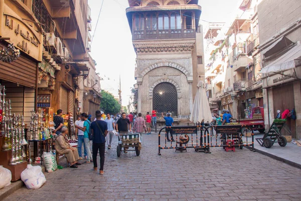Moez Caddesi, Fatimia İslami Kahire, Husssien Cami bölgesi için editör fotoğrafı, sığ alan derinliği ile seçici bir odak noktası. Fotoğraf Kahire Mısır 'da 5 Eylül 2021' de çekildi.