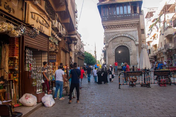 Moez Caddesi, Fatimia İslami Kahire, Husssien Cami bölgesi için editör fotoğrafı, sığ alan derinliği ile seçici bir odak noktası. Fotoğraf Kahire Mısır 'da 5 Eylül 2021' de çekildi.