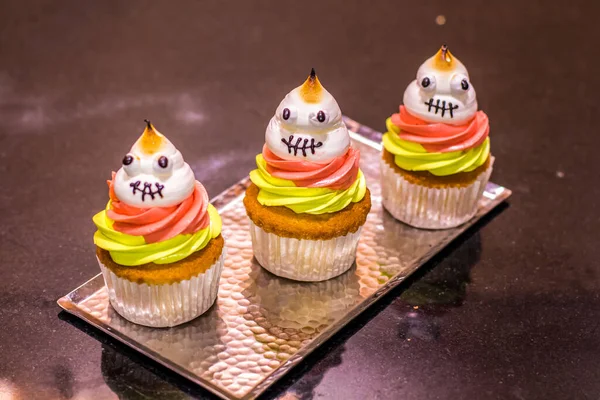 Cadılar Bayramı pastası ve tatlı fotoğrafı. Fotoğraf, Kahire Mısır 'da çekilen sığ alan derinliği ile seçici bir odak noktası..