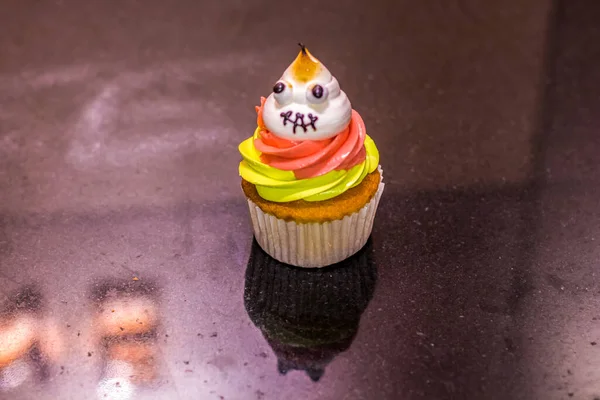 Cadılar Bayramı pastası ve tatlı fotoğrafı. Fotoğraf, Kahire Mısır 'da çekilen sığ alan derinliği ile seçici bir odak noktası..