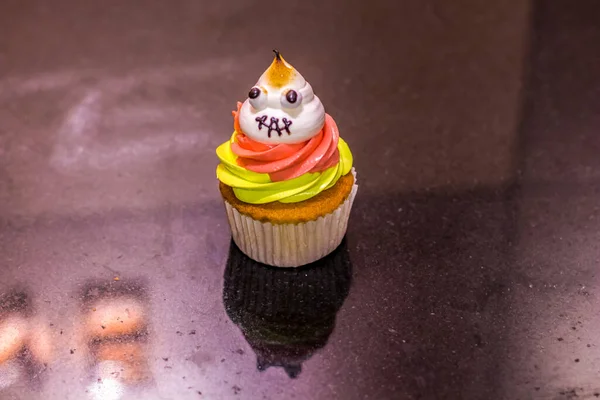 Cadılar Bayramı pastası ve tatlı fotoğrafı. Fotoğraf, Kahire Mısır 'da çekilen sığ alan derinliği ile seçici bir odak noktası..