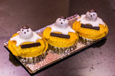 Cadılar Bayramı pastası ve tatlı fotoğrafı. Fotoğraf, Kahire Mısır 'da çekilen sığ alan derinliği ile seçici bir odak noktası..