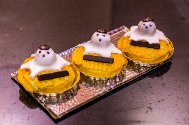 Cadılar Bayramı pastası ve tatlı fotoğrafı. Fotoğraf, Kahire Mısır 'da çekilen sığ alan derinliği ile seçici bir odak noktası..