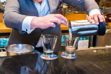 Kahve günü içkisi ve kahve makinesi. Fotoğraf, yüzeysel alan derinliği olan seçici bir odak noktası. 28 Eylül 2017 'de Kahire Mısır' da çekildi..