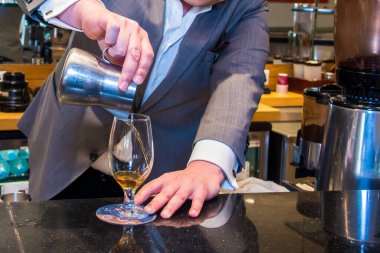 Kahve günü içkisi ve kahve makinesi. Fotoğraf, yüzeysel alan derinliği olan seçici bir odak noktası. 28 Eylül 2017 'de Kahire Mısır' da çekildi..