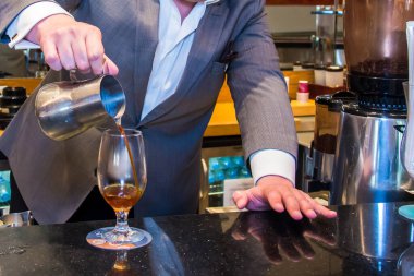 Kahve günü içkisi ve kahve makinesi. Fotoğraf, yüzeysel alan derinliği olan seçici bir odak noktası. 28 Eylül 2017 'de Kahire Mısır' da çekildi..