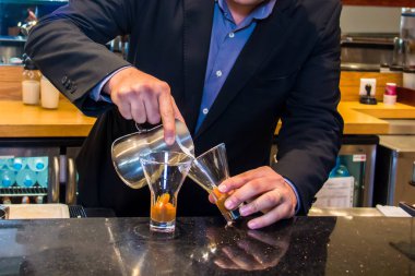 Kahve günü içkisi ve kahve makinesi. Fotoğraf, yüzeysel alan derinliği olan seçici bir odak noktası. 28 Eylül 2017 'de Kahire Mısır' da çekildi..