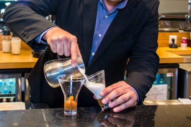 Kahve günü içkisi ve kahve makinesi. Fotoğraf, yüzeysel alan derinliği olan seçici bir odak noktası. 28 Eylül 2017 'de Kahire Mısır' da çekildi..