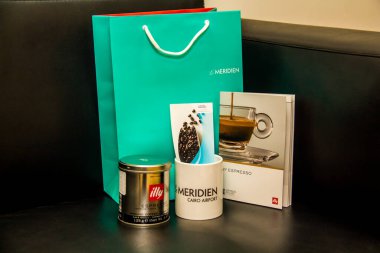 Kahve günü içkisi ve kahve makinesi. Fotoğraf, yüzeysel alan derinliği olan seçici bir odak noktası. 28 Eylül 2017 'de Kahire Mısır' da çekildi..