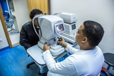 Doktorlar ve Tıbbi Optik Cihazlar Fotoğrafçılık. Fotoğraf, yüzeysel alan derinliğiyle seçici bir odak noktasıdır. Fotoğraf Kahire Mısır 'da 12 Aralık 2015 tarihinde çekilmiştir.