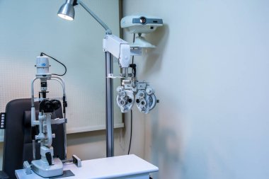 Doktorlar ve Tıbbi Optik Cihazlar Fotoğrafçılık. Fotoğraf, yüzeysel alan derinliğiyle seçici bir odak noktasıdır. Fotoğraf Kahire Mısır 'da 12 Aralık 2015 tarihinde çekilmiştir.